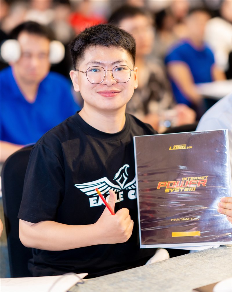 Anh Nguyễn Khải Mỹ mặc áo Eagle Club trong một buổi học